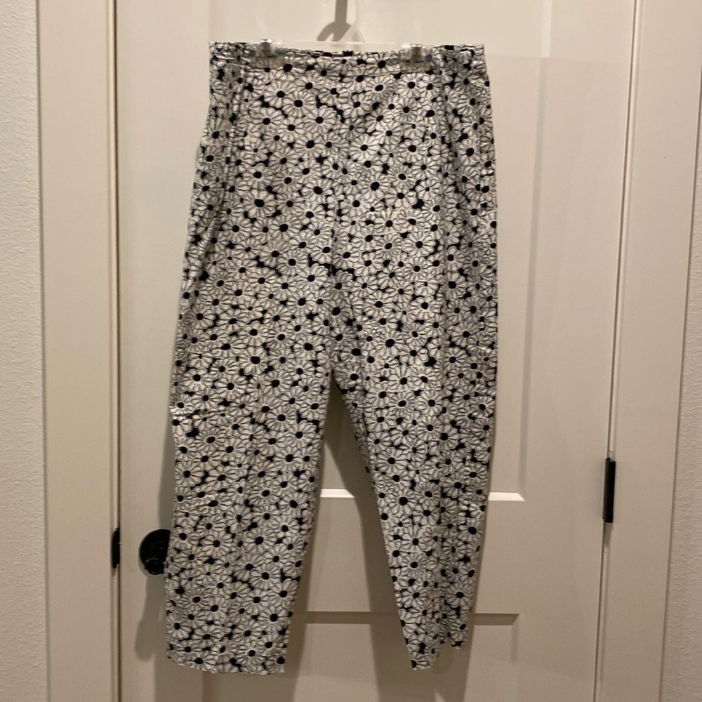 Staples Ladies Black & White Crop Pant.  Flower Pattern. ‎ Size 10.